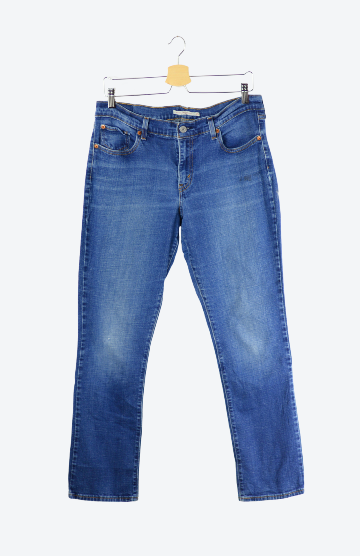 Originální retro džíny Levi’s z druhé ruky, které nikdy nevyjdou z módy. Kvalitní denim, ikonické střihy a autentický vintage vibe – přesně ten kousek, co dodá outfitu charakter.