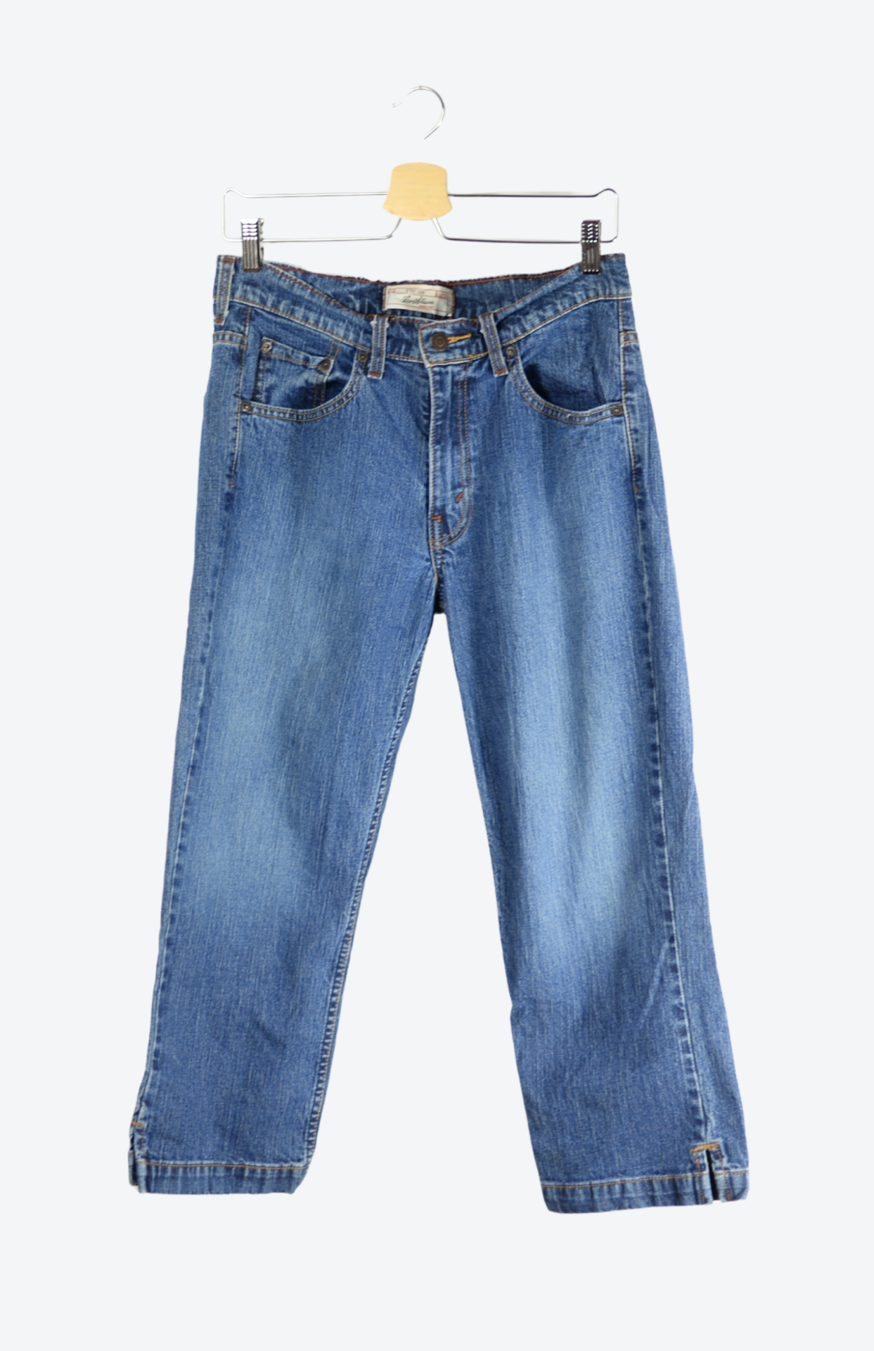 Originální retro džíny Levi’s z druhé ruky, které nikdy nevyjdou z módy. Kvalitní denim, ikonické střihy a autentický vintage vibe – přesně ten kousek, co dodá outfitu charakter.