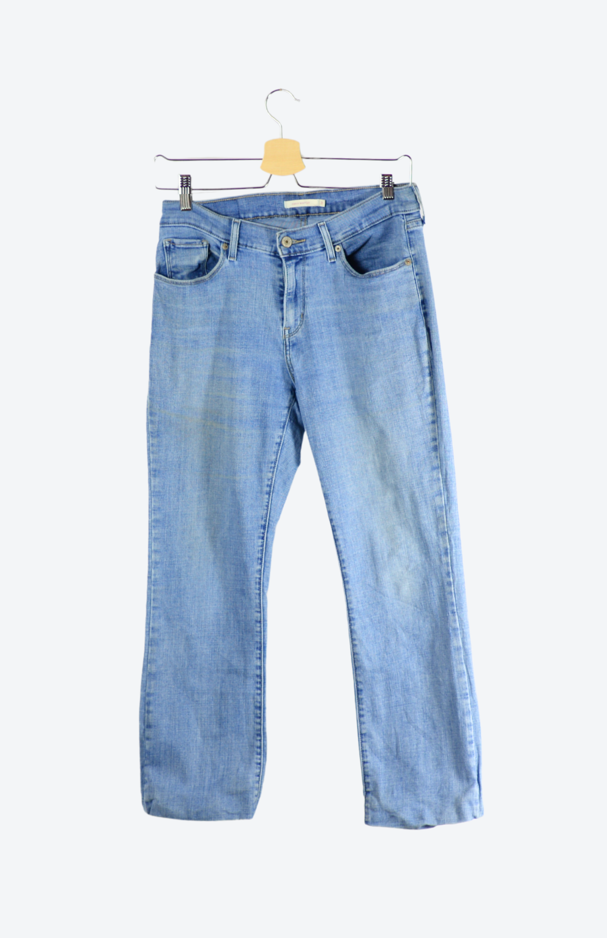 Originální retro džíny Levi’s z druhé ruky, které nikdy nevyjdou z módy. Kvalitní denim, ikonické střihy a autentický vintage vibe – přesně ten kousek, co dodá outfitu charakter.