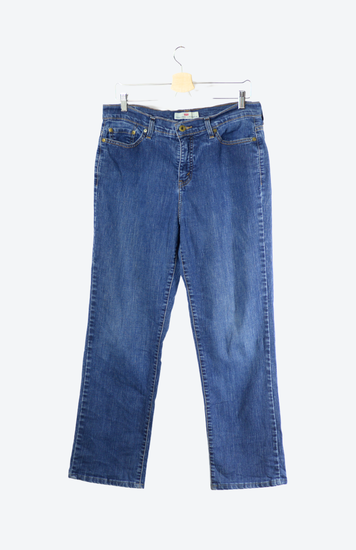 Originální retro džíny Levi’s z druhé ruky, které nikdy nevyjdou z módy. Kvalitní denim, ikonické střihy a autentický vintage vibe – přesně ten kousek, co dodá outfitu charakter.