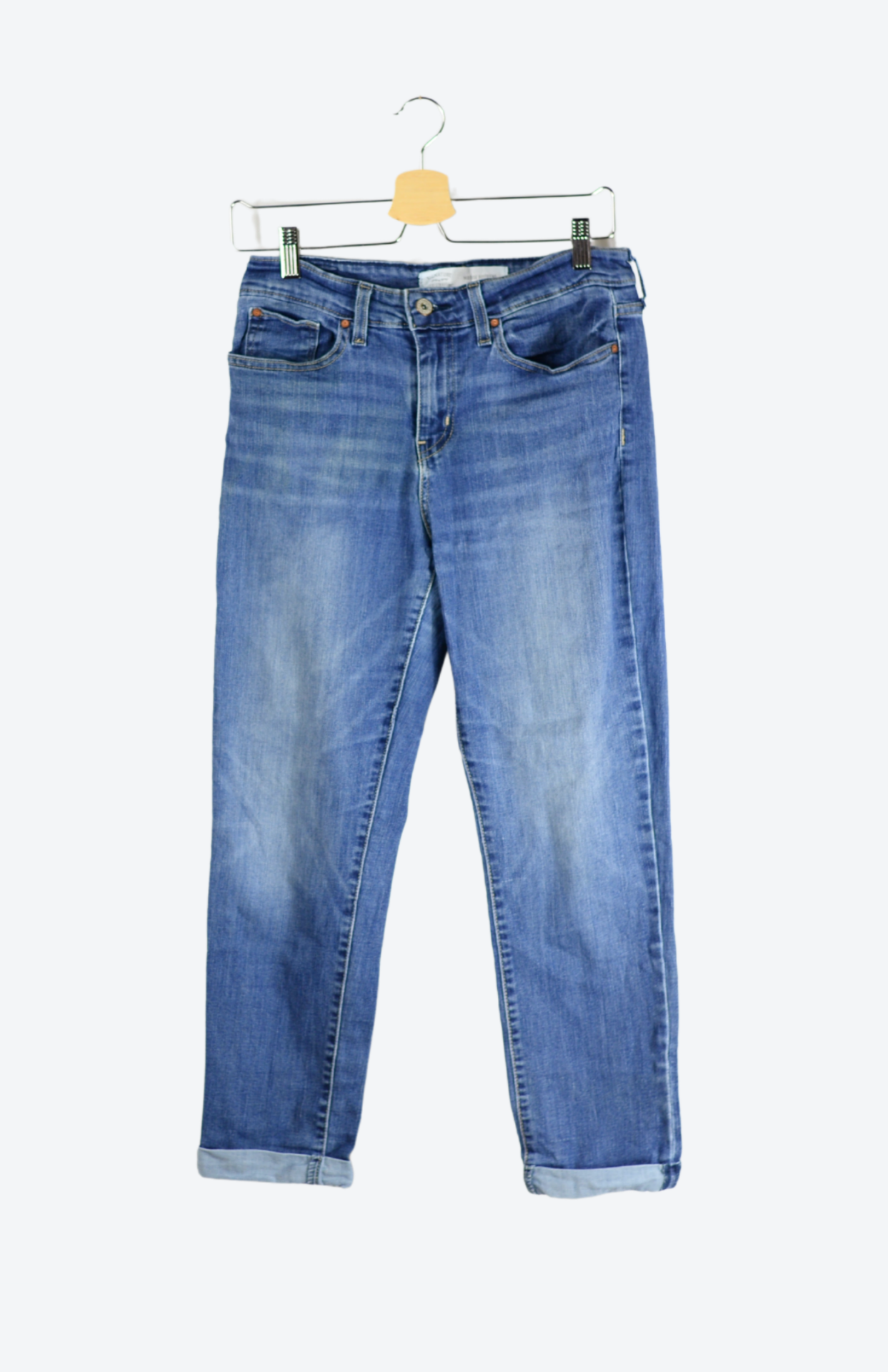 Originální retro džíny Levi’s z druhé ruky, které nikdy nevyjdou z módy. Kvalitní denim, ikonické střihy a autentický vintage vibe – přesně ten kousek, co dodá outfitu charakter.