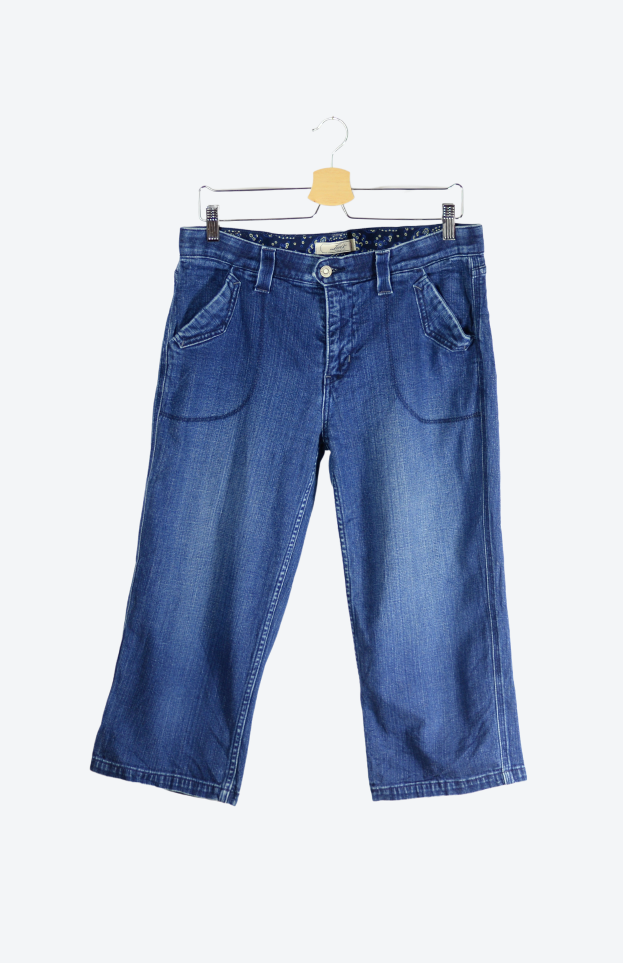 Originální retro džíny Levi’s z druhé ruky, které nikdy nevyjdou z módy. Kvalitní denim, ikonické střihy a autentický vintage vibe – přesně ten kousek, co dodá outfitu charakter.