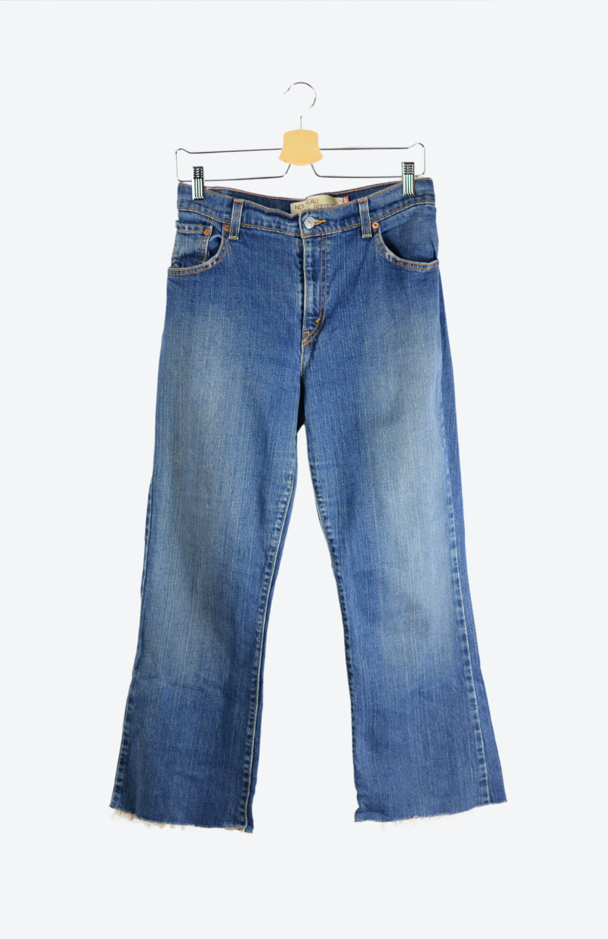 Originální retro džíny Levi’s z druhé ruky, které nikdy nevyjdou z módy. Kvalitní denim, ikonické střihy a autentický vintage vibe – přesně ten kousek, co dodá outfitu charakter.