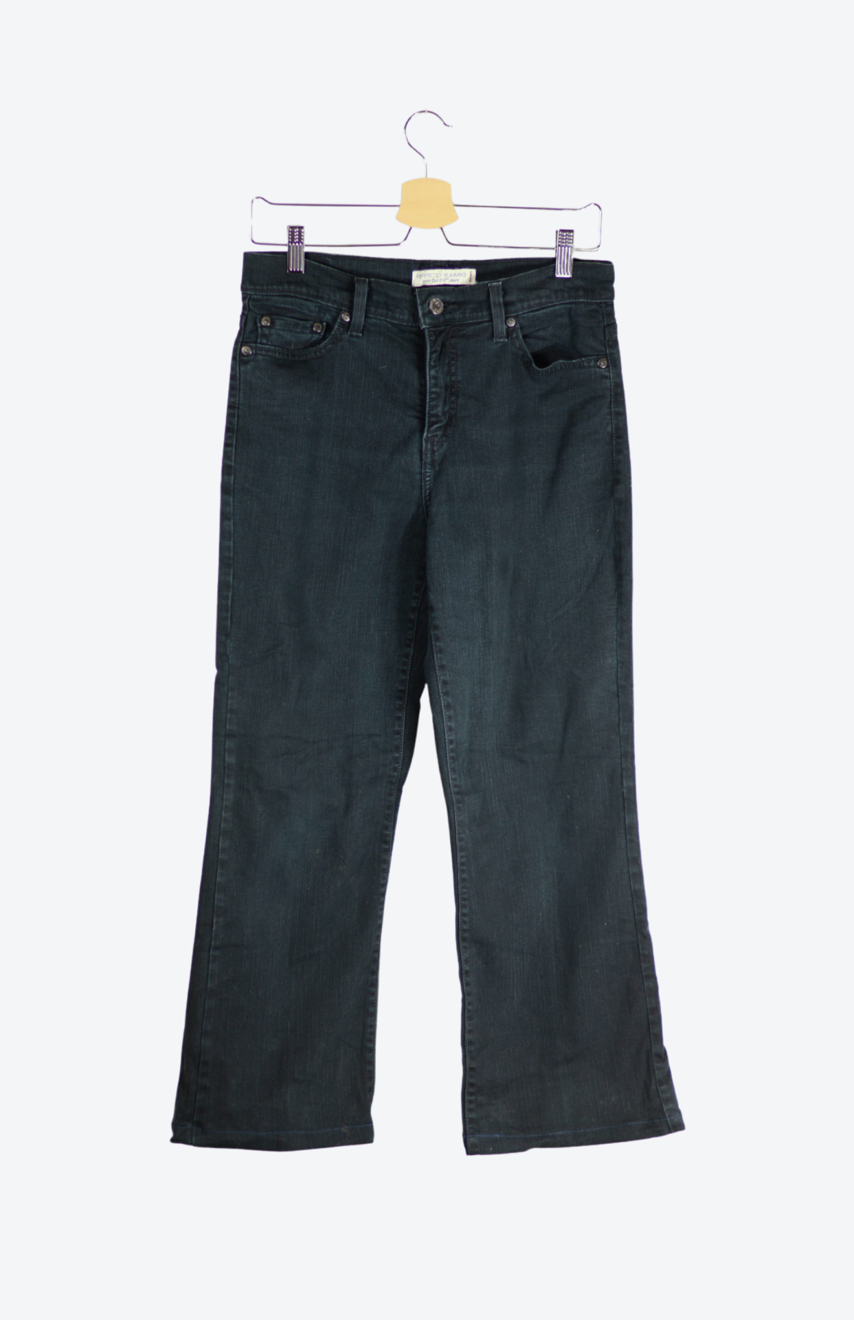 Originální retro džíny Levi’s z druhé ruky, které nikdy nevyjdou z módy. Kvalitní denim, ikonické střihy a autentický vintage vibe – přesně ten kousek, co dodá outfitu charakter.