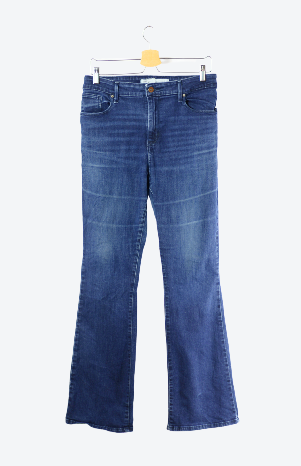 Originální retro džíny Levi’s z druhé ruky, které nikdy nevyjdou z módy. Kvalitní denim, ikonické střihy a autentický vintage vibe – přesně ten kousek, co dodá outfitu charakter.