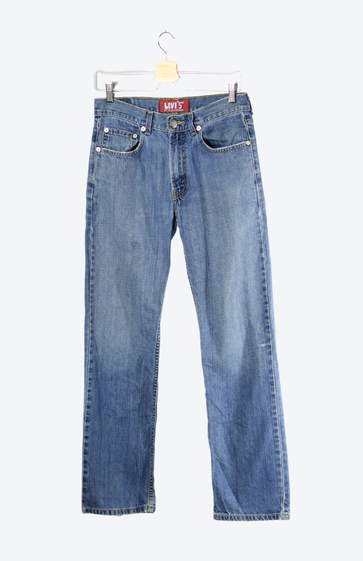 Originální retro džíny Levi’s z druhé ruky, které nikdy nevyjdou z módy. Kvalitní denim, ikonické střihy a autentický vintage vibe – přesně ten kousek, co dodá outfitu charakter.