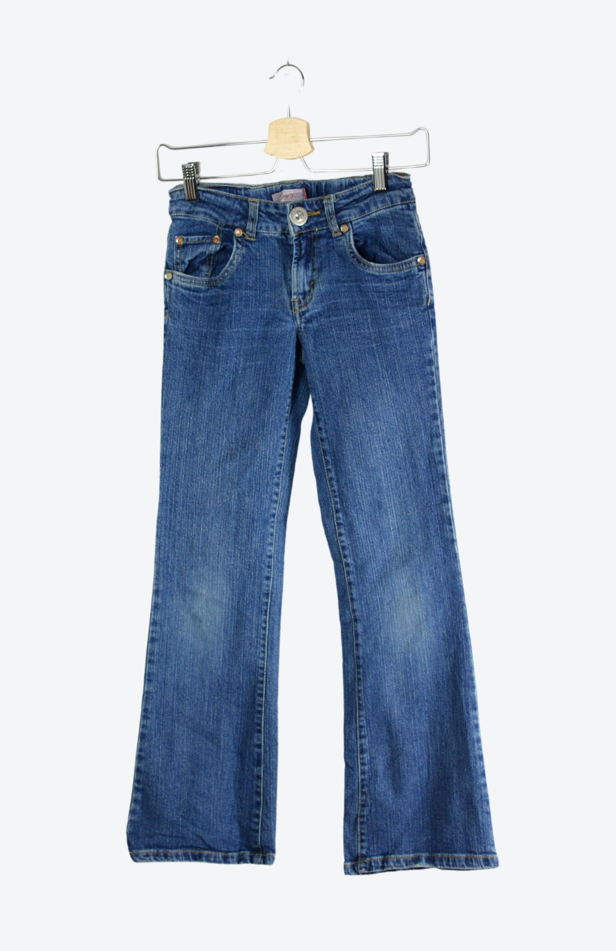 Originální retro džíny Levi’s z druhé ruky, které nikdy nevyjdou z módy. Kvalitní denim, ikonické střihy a autentický vintage vibe – přesně ten kousek, co dodá outfitu charakter.