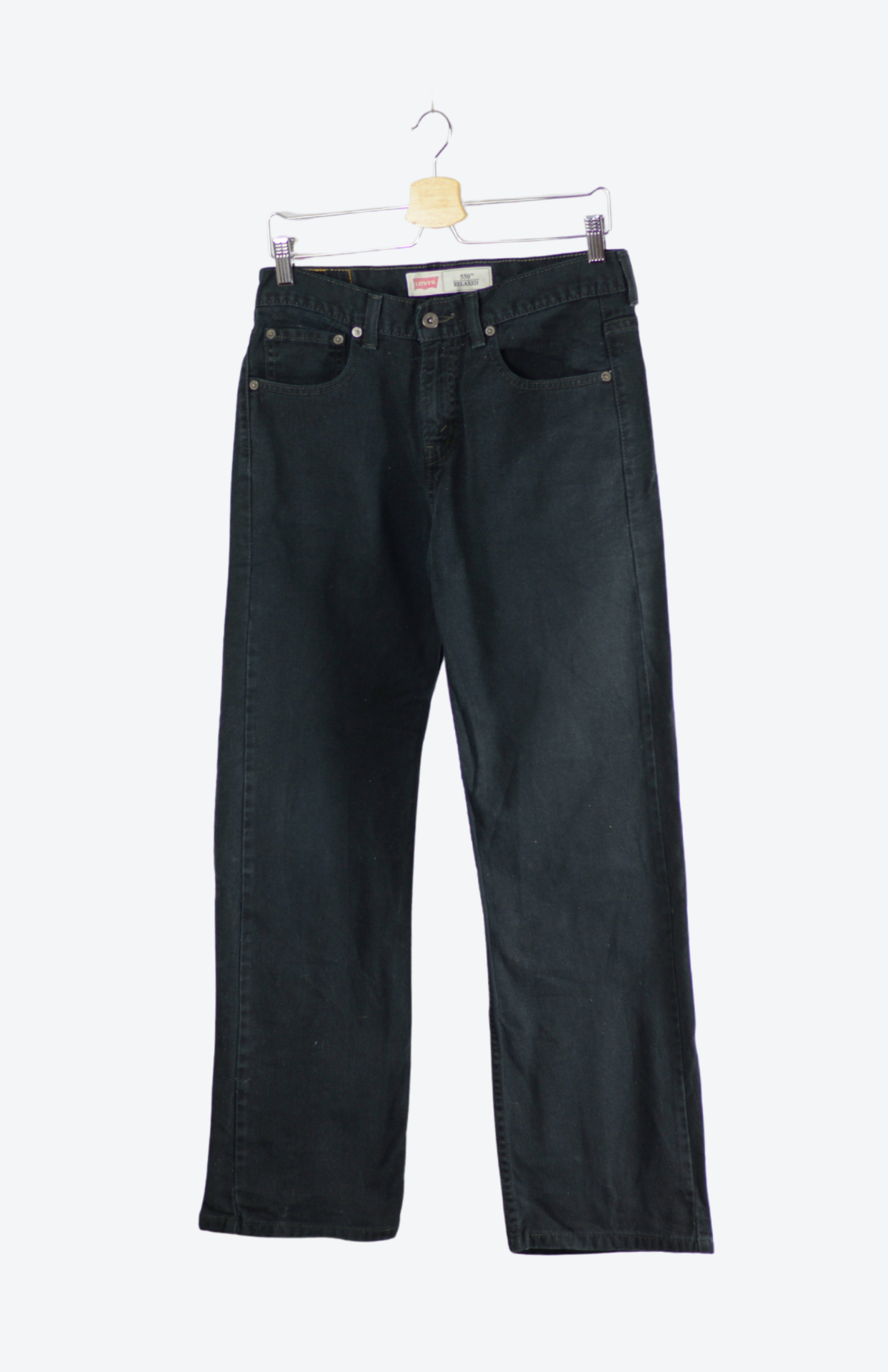 Originální retro džíny Levi’s z druhé ruky, které nikdy nevyjdou z módy. Kvalitní denim, ikonické střihy a autentický vintage vibe – přesně ten kousek, co dodá outfitu charakter.