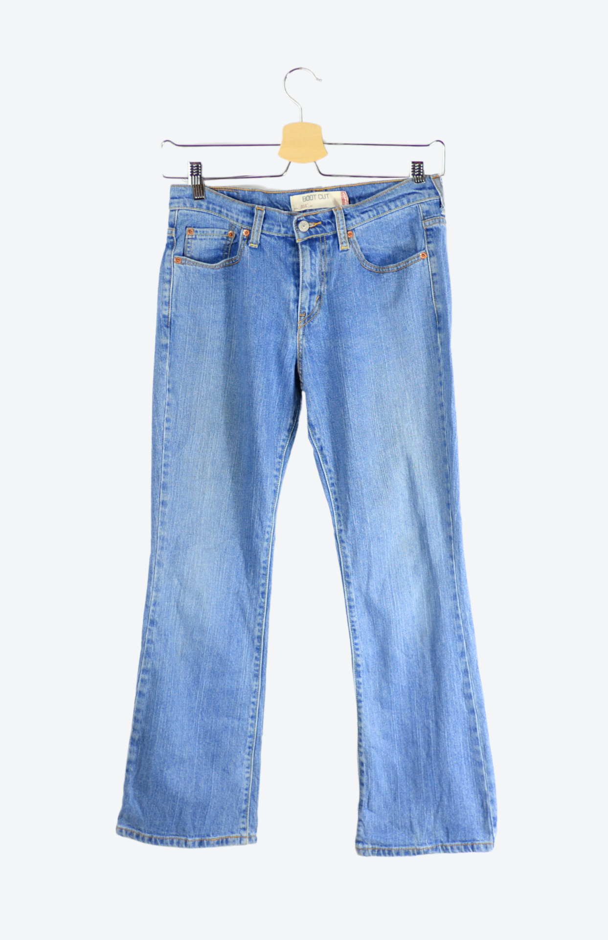 Originální retro džíny Levi’s z druhé ruky, které nikdy nevyjdou z módy. Kvalitní denim, ikonické střihy a autentický vintage vibe – přesně ten kousek, co dodá outfitu charakter.