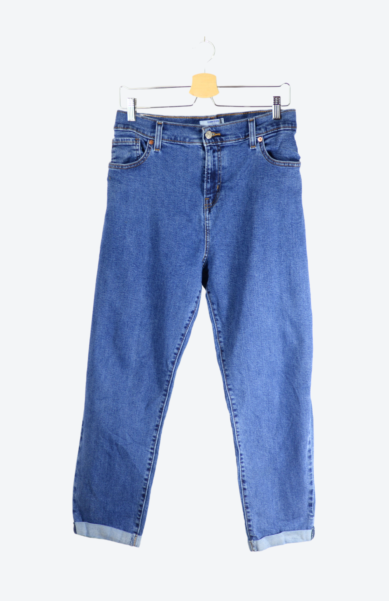 Originální retro džíny Levi’s z druhé ruky, které nikdy nevyjdou z módy. Kvalitní denim, ikonické střihy a autentický vintage vibe – přesně ten kousek, co dodá outfitu charakter.