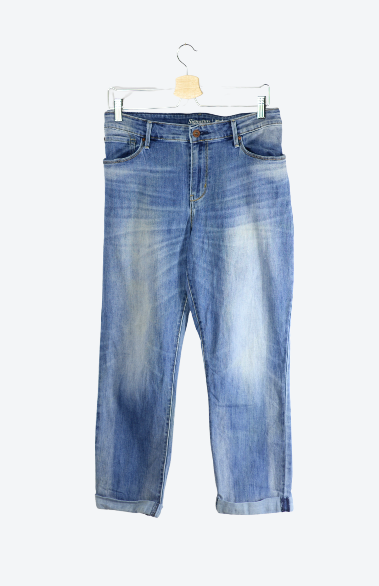 Originální retro džíny Levi’s z druhé ruky, které nikdy nevyjdou z módy. Kvalitní denim, ikonické střihy a autentický vintage vibe – přesně ten kousek, co dodá outfitu charakter.