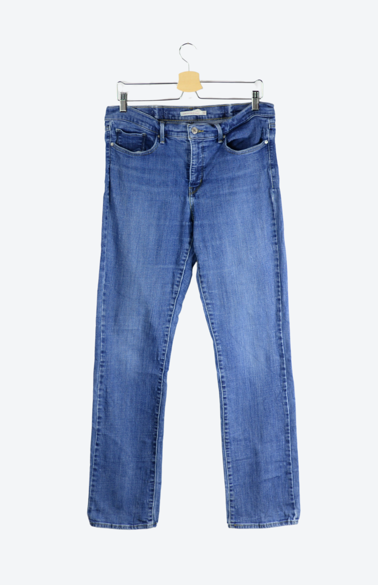 Originální retro džíny Levi’s z druhé ruky, které nikdy nevyjdou z módy. Kvalitní denim, ikonické střihy a autentický vintage vibe – přesně ten kousek, co dodá outfitu charakter.