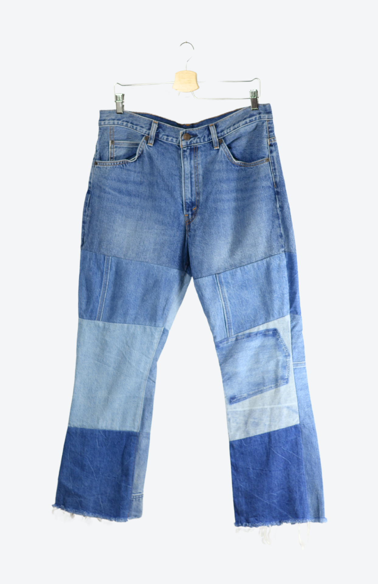 Originální retro džíny Levi’s z druhé ruky, které nikdy nevyjdou z módy. Kvalitní denim, ikonické střihy a autentický vintage vibe – přesně ten kousek, co dodá outfitu charakter.